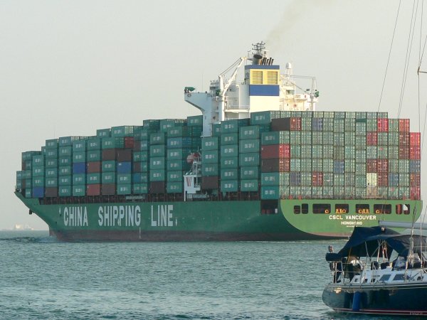 179- Un cargo Panamax d'une capacite d'environ 1500 containers 